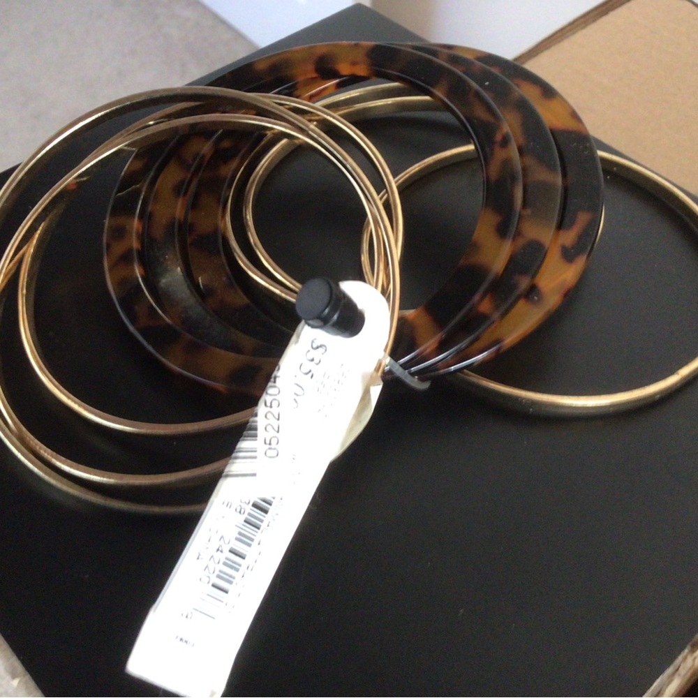 “GUESS” TORTOISE AND GOLD TONE STACKABLE BRACELET SET— NEW WITH TAGS